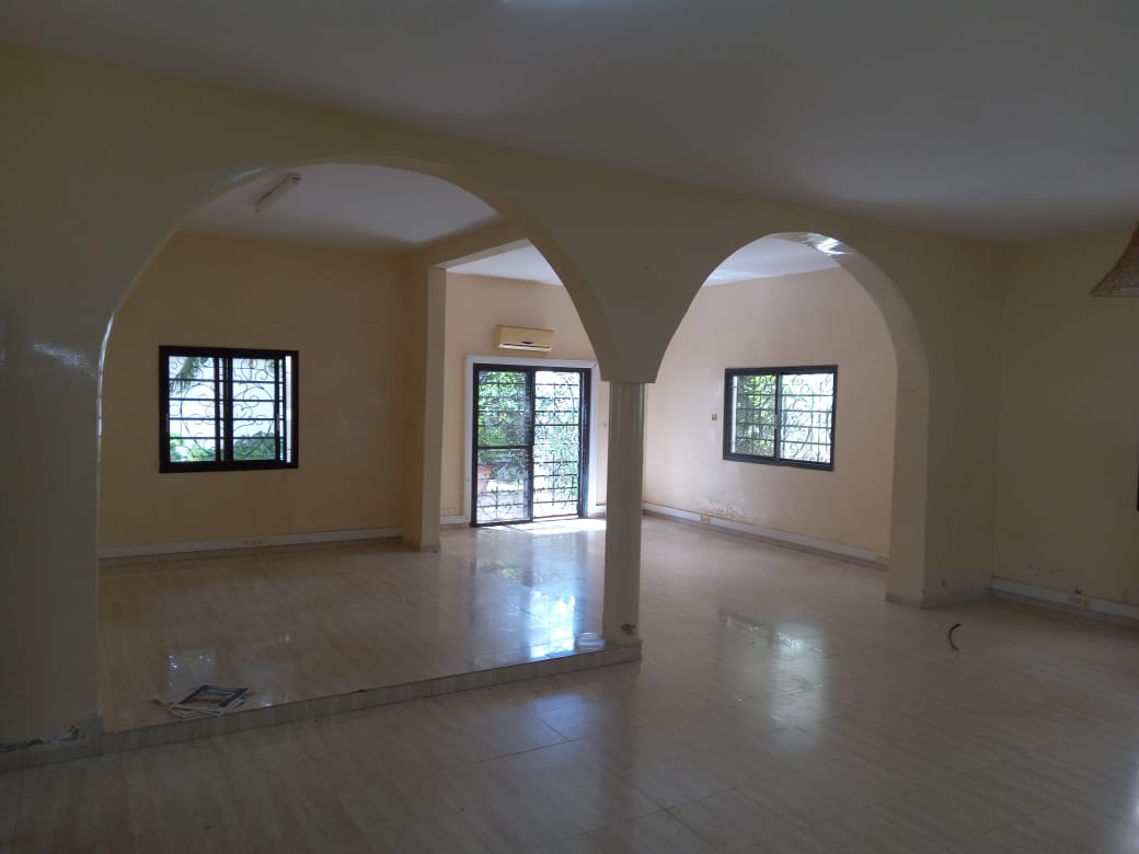 Villa R+1 de 500m2 avec 8 pièces à louer aux Almadies