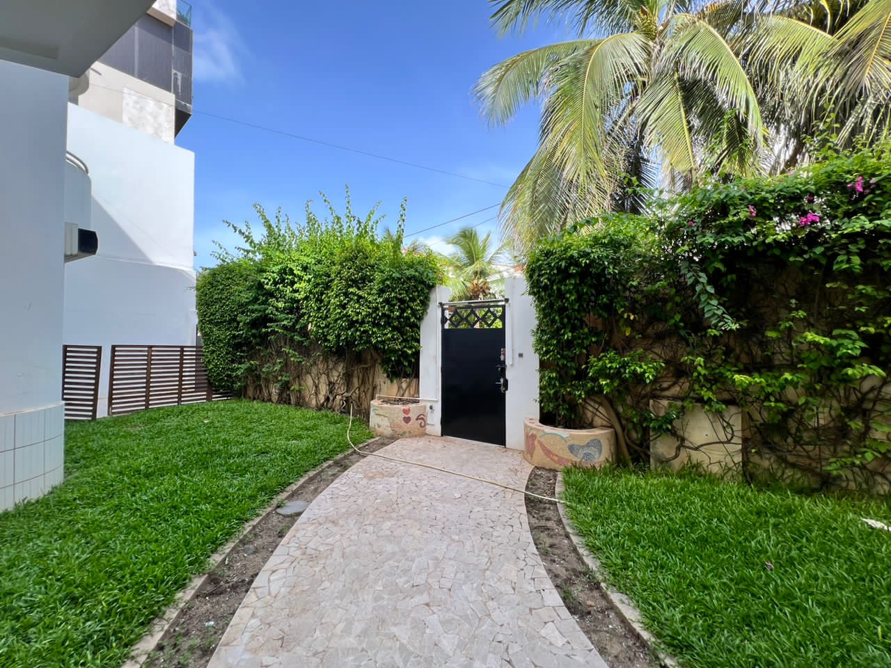 Villa R+2 de 725m2 à louer avec piscine aux Almadies