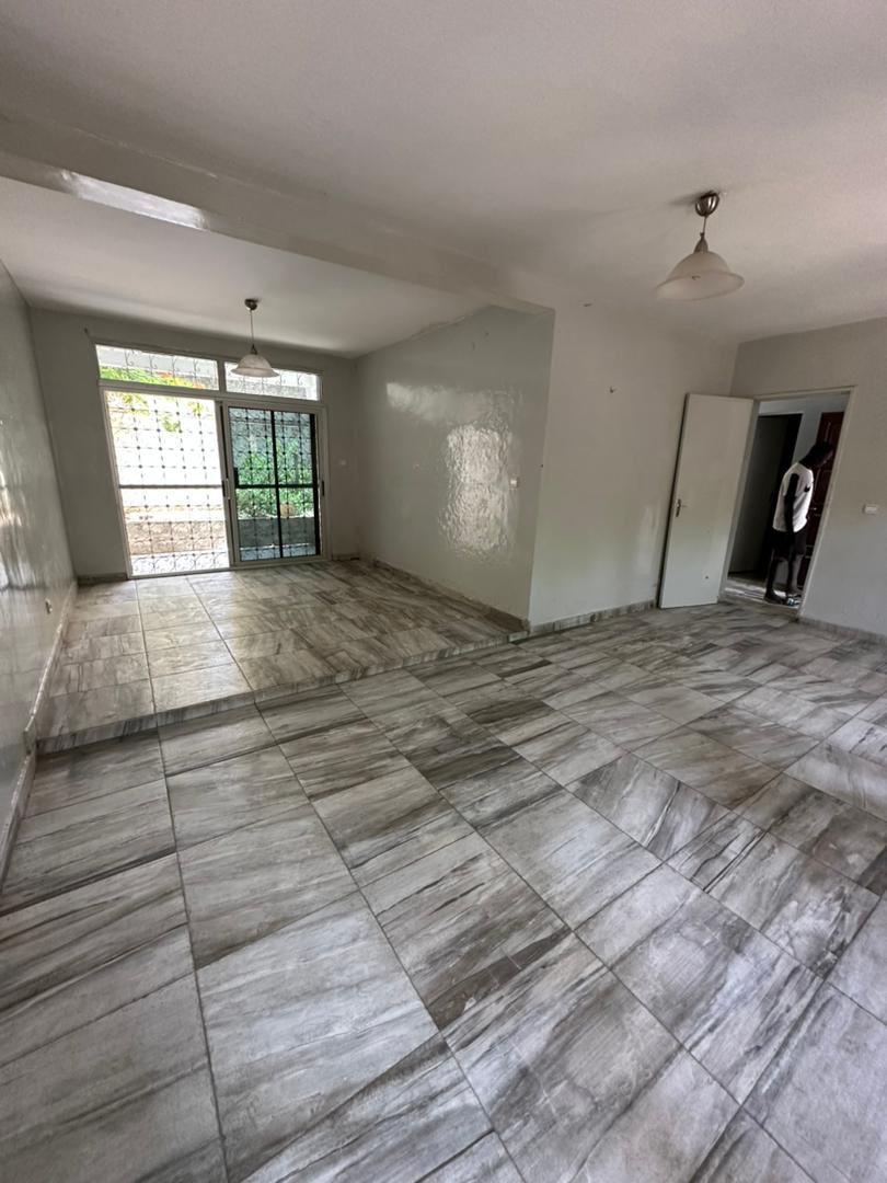Villa R+1 angle de 252m2 à reféctionner ou à démolir à vendre aux Maristes