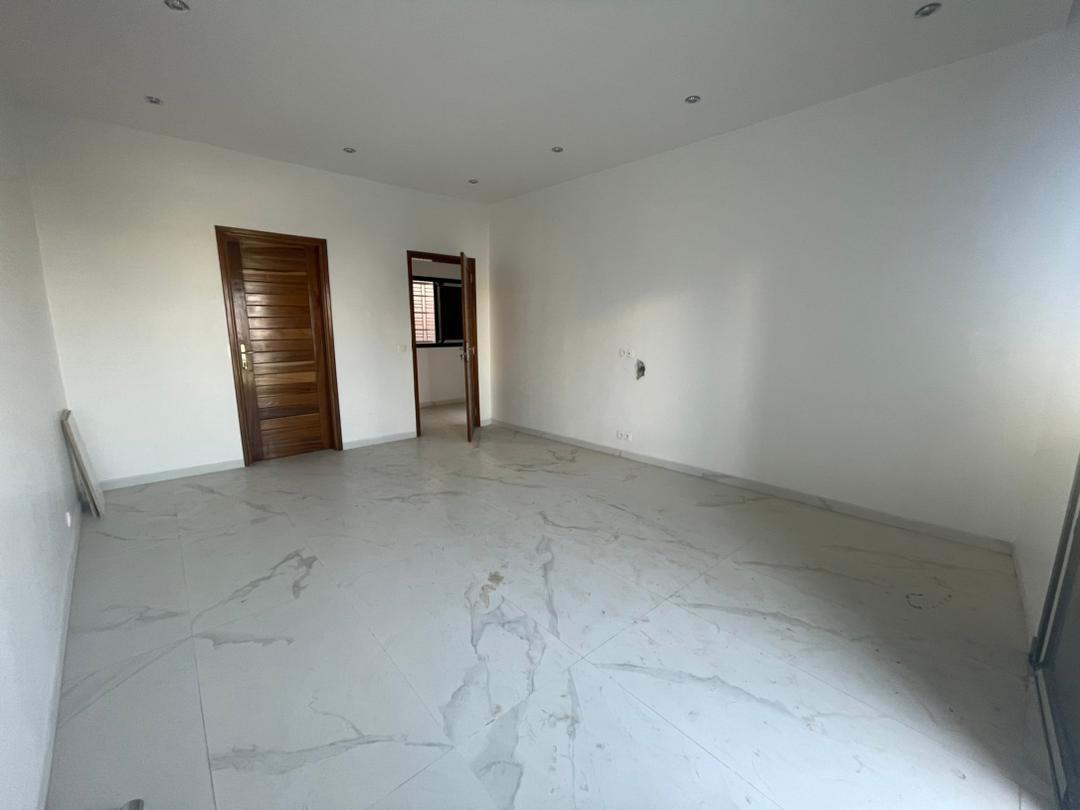 Appartement neuf de 4 pièces à louer à Yoff Onomo