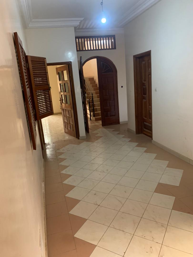 Appartement neuf de 5 pièces avec balcon à louer à Rufisque