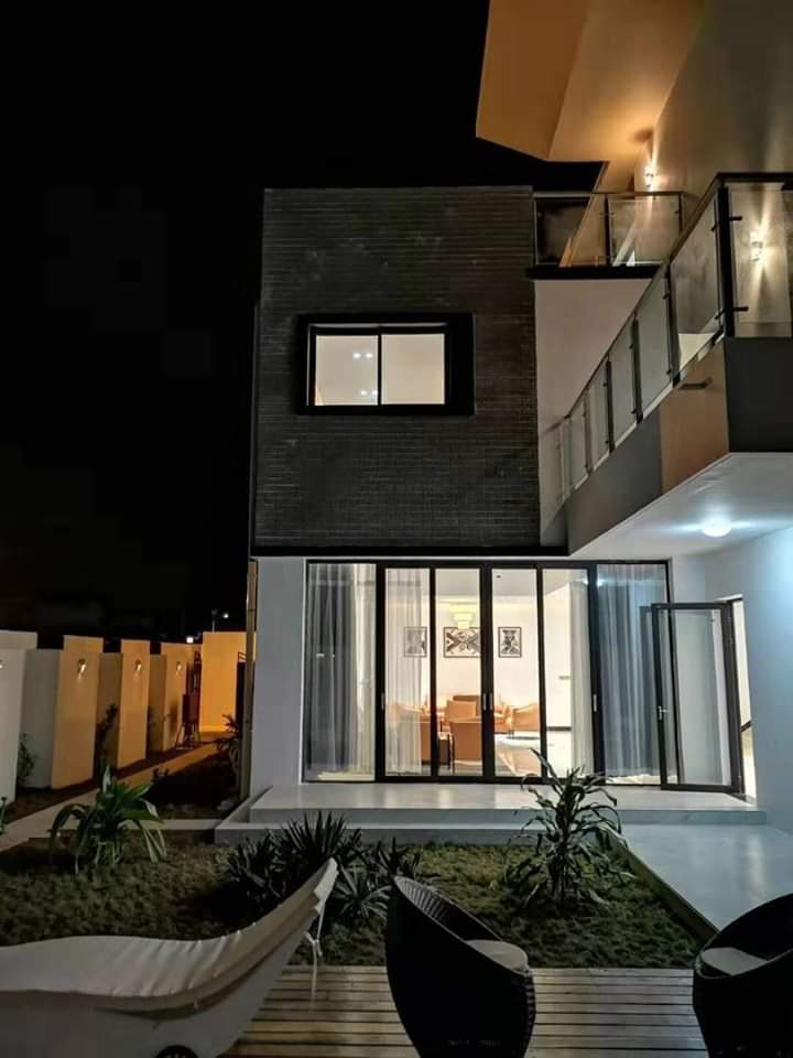 TRÈS BELLE VILLA VUE SUR MER SUR UNE PARCELLE DE 594m2 À VENDRE À COTONOU FIDJROSSÈ PLAGE, BÉNIN